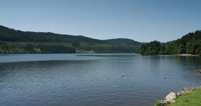Seelandschaft im S&uuml;dschwarzwald. Herrlicher Blick vom Strandbad inTitisee-Neustadt im Schwarzwald auf das S&uuml;dufer des Titisees Richtung Seebachtal und B&auml;rental
