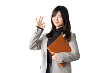 OKポーズをする笑顔のビジネスウーマン（背景透過PNG）