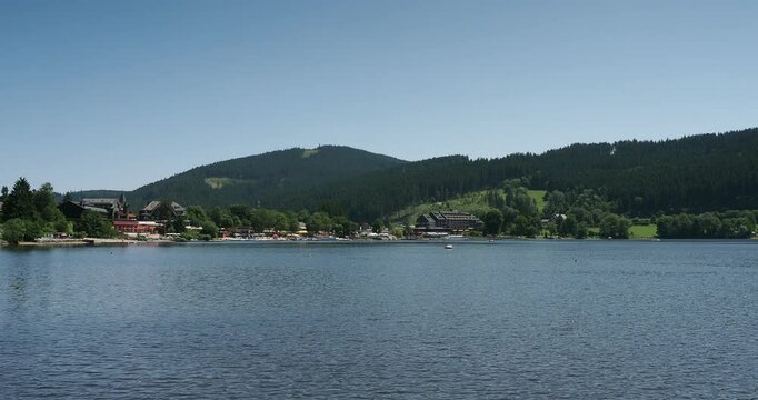Seelandschaft im S&uuml;dschwarzwald. Das ruhige Wasser des Titisees gegen&uuml;ber dem Touristenort Titisee-Neustadt am Nordufer des Sees
