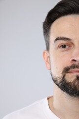 Obraz premium Handsome man on grey background, closeup view