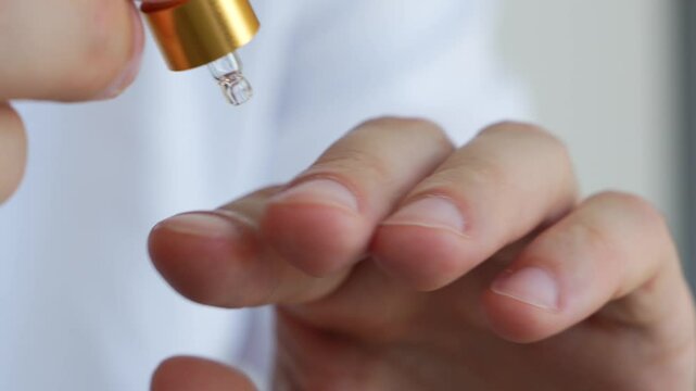 Cuticle oil grains and moisturizing hands.
A natural and nourishing oil for dry hands and cuticles.
Skin care.
A bottle with a dropper and moisturizing the cuticles on the hands.