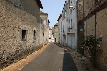 Rue étroite typique bordée de maisons historiques, village Le Dorat, département de la Haute Vienne, France