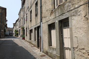 Rue étroite typique bordée de maisons historiques, village Le Dorat, département de la Haute Vienne, France
