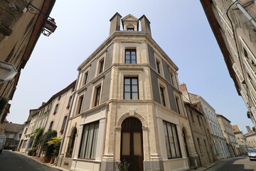 Obraz premium Bâtiment typique, vue de l'extérieur, village Le Dorat, département de la Haute Vienne, France