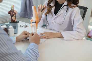Obraz premium Patients seek consultation for knee pain caused by old age recurring knee problems or joint pain and consult doctor treat pain so that they can live happily in their daily lives. Treatment knee pain