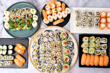 Assortiment de Maki et sushi traditionnels japonais