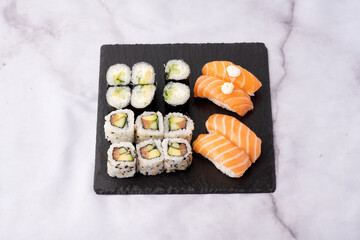 Assortiment de Maki et sushi traditionnels japonais