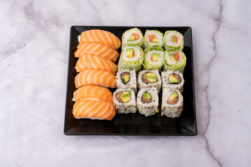 Assortiment de Maki et sushi traditionnels japonais