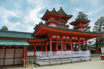 Obraz premium The vibrant and colorful Daigokuden hall of Heian Shrine stands in its vast gravel courtyard, an impressive replica of the Heian period Imperial Palace and a major cultural landmark in Kyoto, Japan.