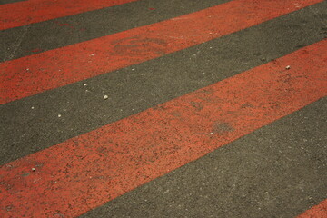 Marquage orange diagonal sur béton – composition abstraite et géométrique