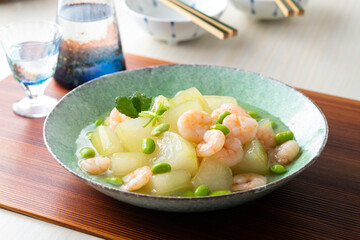 【冬瓜のエビあんかけ】暑い夏。気持ちよく冷やして愉しむ冬瓜の煮物。透き通るまで煮込んだ冬瓜と枝豆の緑。季節の情緒を演出する涼しげな器。