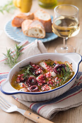 【たこのハーブバター焼き】夏に旬を迎える蛸をハーブを混ぜたバターを使いオーブンで焼き上げました。白ワインがよく合う、スペインタパス風料理です。