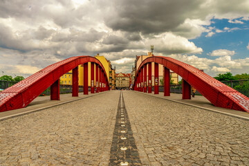 Most Biskupa Jordana w Poznaniu, kładka pieszo-rowerowa na rzece Cybinie, w granicach administracyjnych miasta Poznania, Polska.