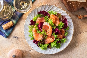 【サーモンとわさび菜のサラダ】サーモンとわさび菜とトレビス。味付けは塩と胡椒とオリーブオイル。シンプルだけど見た目も味も満足できるサラダ。