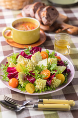  【ロマネスコとミニトマトのサラダ 】ロマネスコ・ミニトマト・山葵菜・トレビス。オリーブオイルと白ワインビネガーを合わせたドレッシングで楽しむカラフルなサラダ。