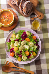  【ロマネスコとミニトマトのサラダ 】ロマネスコ・ミニトマト・山葵菜・トレビス。オリーブオイルと白ワインビネガーを合わせたドレッシングで楽しむカラフルなサラダ。