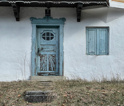 Hellblaue alte Haust&uuml;r und Fenster mit Fensterladen an einem Haus am Hechtsee, Tirol, &Ouml;sterreich