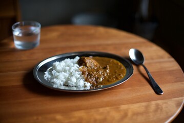 ステンレスの皿に盛り付けたカレーライス