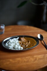 ステンレスの皿に盛り付けたカレーライス