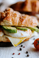 sandwich eggs and abocado 