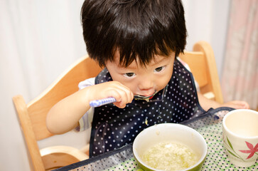 食事中の子供
