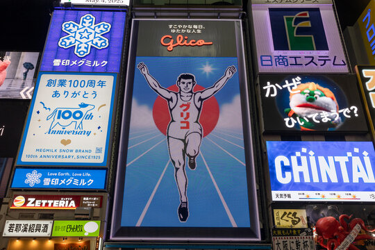夜の道頓堀川のグリコサイン（2025年5月4日撮影）