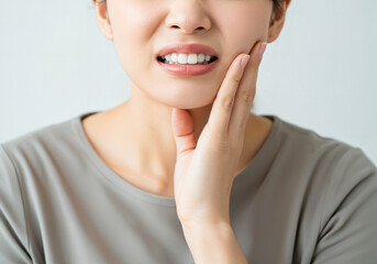 歯痛で苦しい表情をする女性