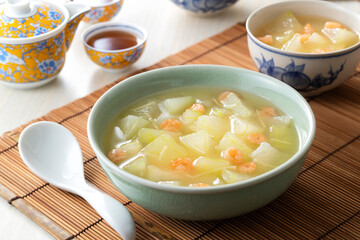 【冬瓜の冷製スープ】透き通るまで煮込んだ冬瓜のとろけるような食感を愉しむスープ。暑い夏に冷やして愉しみます。