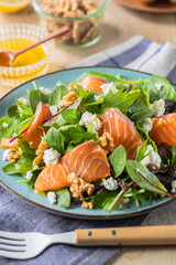 【サーモンとカッテージチーズのベビーリーフサラダ】食べやすいサイズで色々な味わいが楽しめるベビーリーフ。サーモンとカッテージチーズ・胡桃とあわせました。レモンと蜂蜜・白ワインビネガーのドレッシングで爽やかに楽しむ朝のサラダです。