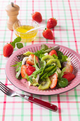 【苺とベビーリーフのサラダ】食べやすいサイズで色々な味わいが楽しめるベビーリーフ。苺とキウイ・モッツァレラチーズとあわせました。白ワインビネガーと蜂蜜のドレッシングで爽やかに楽しむ春のサラダです。