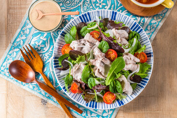 【ベビーリーフの豚しゃぶサラダ】夏の定番メニュー「豚の冷しゃぶ」をたっぷりのベビーリーフでいただくサラダです。