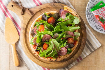 【ベビーリーフたっぷりのピザ】ベビーリーフをたっぷりのせたピザです。一度にいろいろな種類の野菜を楽しめるベビーリーフ。カロリーを抑えながら食べ応え満点のボリューム感。味わいの変化も楽しいベビーリーフの料理です。