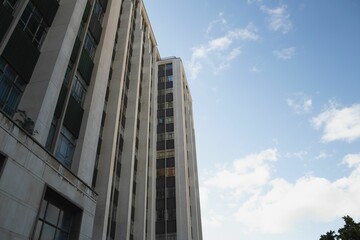 Obraz premium view of office building against blue sky