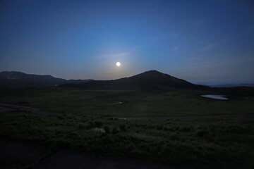 山並みと高原を照らす月