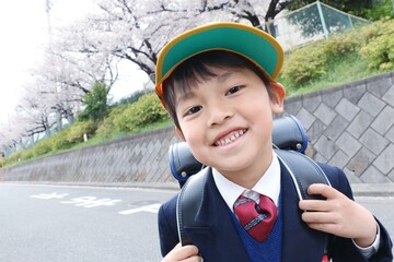 小学校入学 ランドセルを背負ったピカピカの一年生 アジアの日本人の男の子