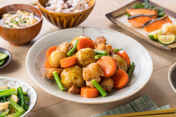 【肉じゃが】人気おかず定番の肉じゃが。コロコロ小さな新ジャガ。食べやすい大きさの鶏肉・ニンジン・インゲン。ほっこり優しい旨味の嬉しい鶏じゃがです。