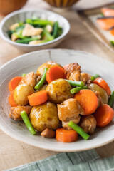 【肉じゃが】人気おかず定番の肉じゃが。コロコロ小さな新ジャガ。食べやすい大きさの鶏肉・ニンジン・インゲン。ほっこり優しい旨味の嬉しい鶏じゃがです。