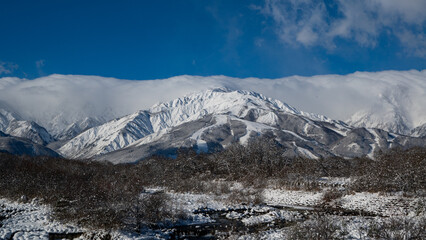 快晴の空と冠雪の北アルプス　長野県白馬村
