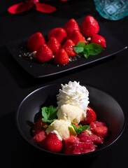 frische Erdbeeren mit Rhabarberkompott, Sahne und Vanilleeis