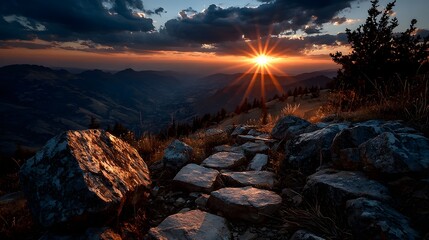 Fototapeta premium Wanderpfad im Gebirge bei Sonnenuntergang mit dramatischem Lichtspiel 