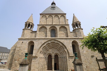 Eglise collégiale Saint-Pierre du Dorat, église romane, village Le Dorat, département de la Haute Vienne, France