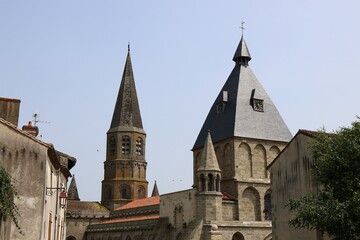 Naklejka premium Eglise collégiale Saint-Pierre du Dorat, église romane, village Le Dorat, département de la Haute Vienne, France