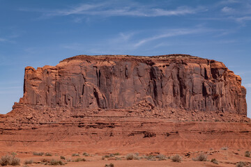 Fototapeta premium Elephant Butte (Monument Valley), Navajo County, Arizona, United States. hinarump Conglamerate、Moenkopi Formation、De Chelly Sandstone with Organ Rock Formation / Shale. Desert varnish