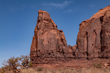 Fototapeta premium Pinnacle, Spearhead Mesa is a summit in Navajo County, Arizona, United States. Shinarump Conglamerate、Moenkopi Formation、De Chelly Sandstone with Organ Rock Formation / Shale. Desert varnish