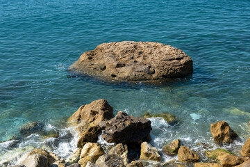 Una piedra en el mar