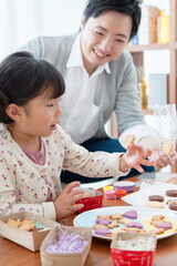 お菓子を作る親子