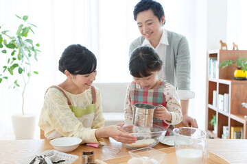 お菓子を作る家族