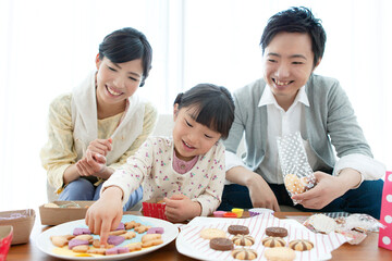 お菓子を作る家族