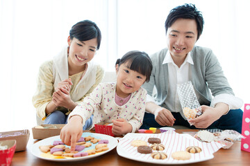 お菓子を作る家族