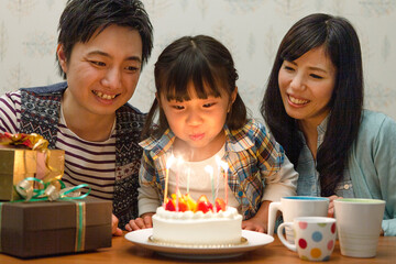 誕生日を祝う家族